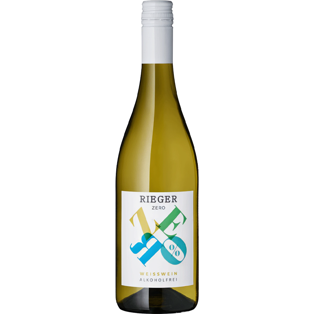 De biologische Rieger Zero Wit Alcoholvrij valt meteen op door zijn geur van rozen en rijp geel fruit. In de mond zit hij lekker speels, met een licht zoetje en frisse zuren die het spannend houden. De Muskateller zorgt voor florale flair, terwijl Riesling en Müller-Thurgau wat citrus en noot toevoegen. Het mondgevoel is zacht, maar niet vlak. Deze alcoholvrije witte wijn heeft een zonnig karakter dat je het hele jaar door kunt drinken. Ondanks het minieme alcoholpercentage blijft hij verrassend vol van smaak. Geen vlak sapje, maar een serieus alternatief voor wijnliefhebbers die even geen alcohol willen. Doordat de basiswijn biologisch is gemaakt, proef je net wat meer levendigheid.