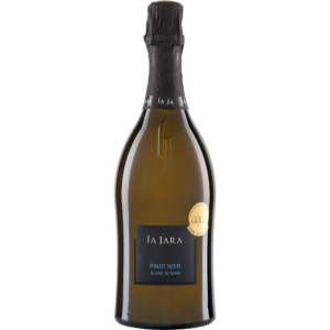 Fles La Jara Pinot Noir Blanc de Noir met zwart etiket, blauwe letters en zwarte folie.